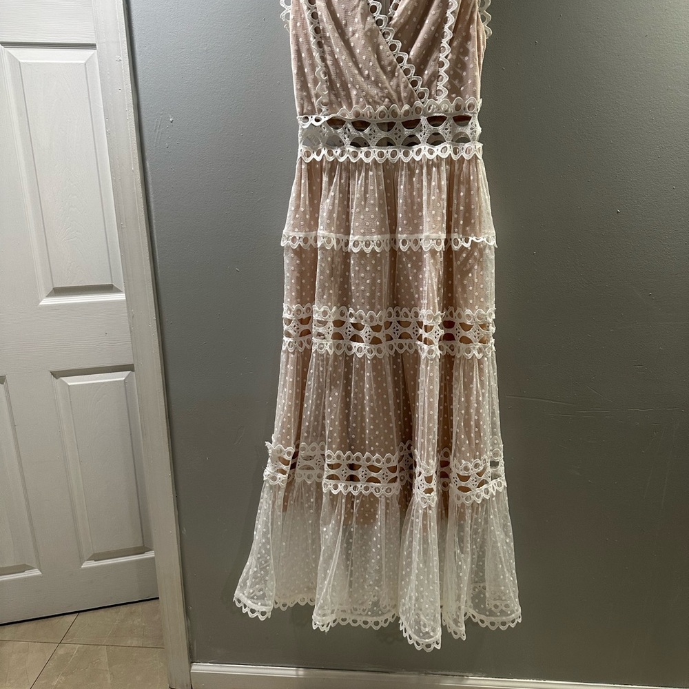 Elegant Tan and White Tiered Maxi Dress with V-Neck